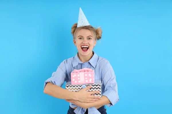 Concepto Feliz Cumpleaños Con Mujer Joven Sobre Fondo Azul — Foto de Stock