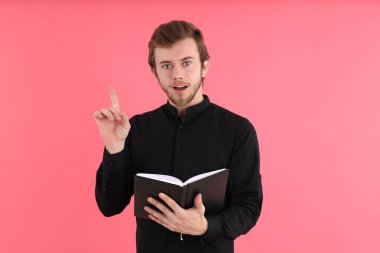 Pembe arka planda genç adam kavramı