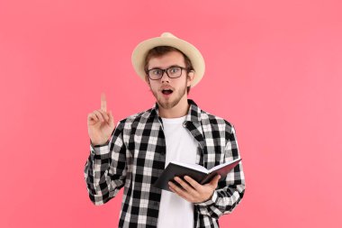 Pembe arka planda genç adam kavramı