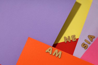 Hafıza sorunları kavramı, çok renkli arkaplanda amnezi hastalığı