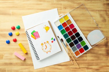 Ortaokul aksesuarları ahşap arka planda, üst manzara