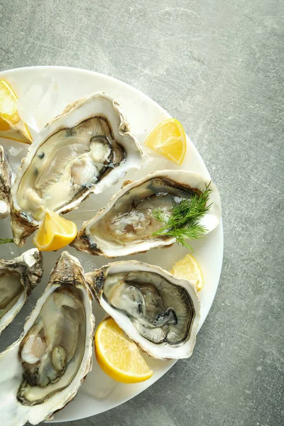 Lezzetli deniz ürünleri kavramı, istiridye, üst manzara.