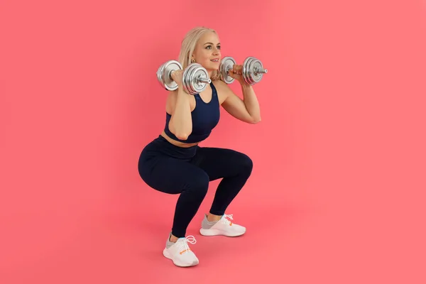 Begreppet Hälsosam Livsstil Med Sportig Kvinna Rosa Bakgrund — Stockfoto