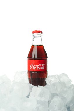 Odessa, Ukrayna - 20 Ocak 2022. Beyaz arka planda izole edilmiş buzlu Coca-Cola şişesi