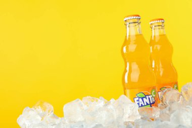 Odessa, Ukrayna - 20 Ocak 2022. Sarı arka planda buzlu Fanta şişeleri