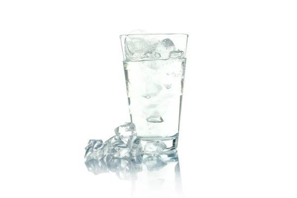 Glas Mit Wasser Und Eis Isoliert Auf Weißem Hintergrund — Stockfoto