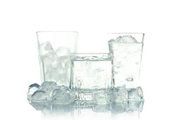 Gläser Mit Wasser Und Eis Isoliert Auf Weißem Hintergrund — Stockfoto