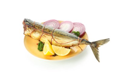 Lezzetli tütsülenmiş uskumru beyaz arka planda izole edilmiş.