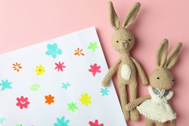 Pembe arka planda Dünya Çocuk Günü kavramı