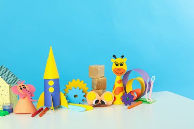 Mavi arka plana karşı Dünya Çocuk Günü kavramı