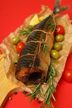 Tütsülenmiş uskumru ile lezzetli yemek kavramı, yakın plan.