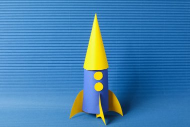 Mavi dokulu arka planda Dünya Çocuk Günü kavramı