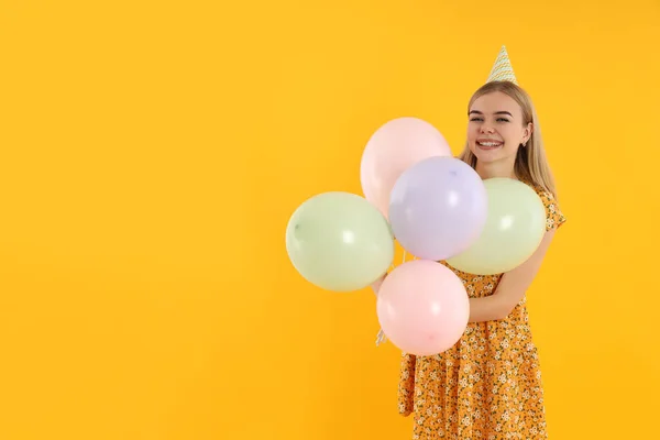 Concepto Feliz Cumpleaños Mujer Joven Sobre Fondo Amarillo — Foto de Stock