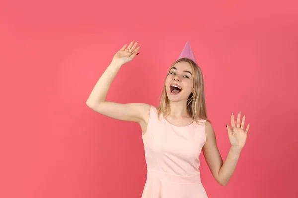 Conceito Feliz Aniversário Jovem Mulher Fundo Rosa — Fotografia de Stock