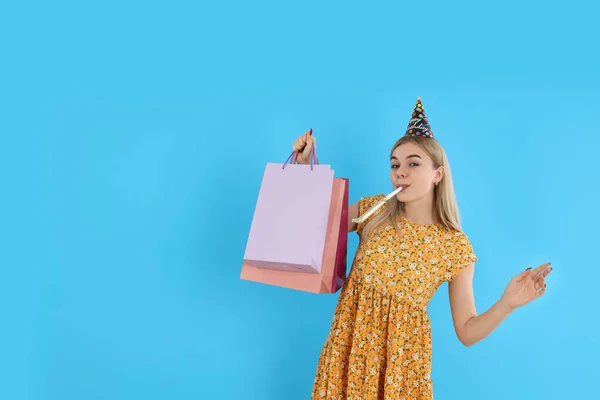 Concept Van Gelukkige Verjaardag Jonge Vrouw Blauwe Achtergrond — Stockfoto