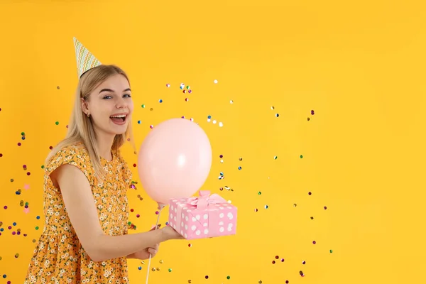 Conceito Feliz Aniversário Jovem Mulher Fundo Amarelo — Fotografia de Stock