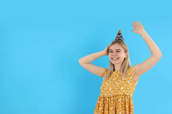 Concept Van Gelukkige Verjaardag Jonge Vrouw Blauwe Achtergrond — Stockfoto