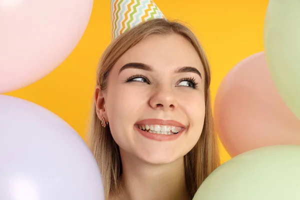 Conceptul Happy Birthday Femeie Tânără Fundal Galben — Fotografie, imagine de stoc