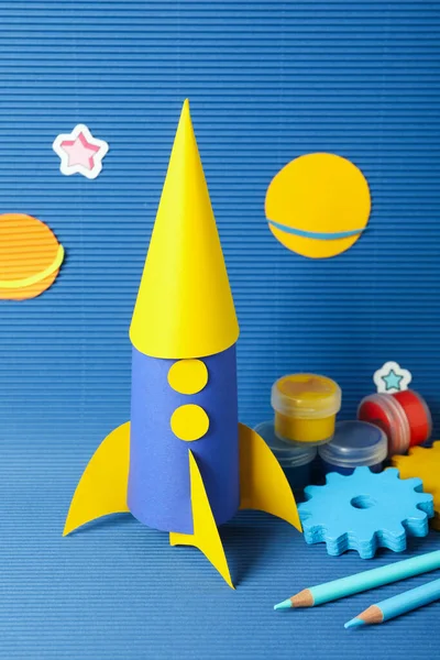 Mavi dokulu arka planda Dünya Çocuk Günü kavramı