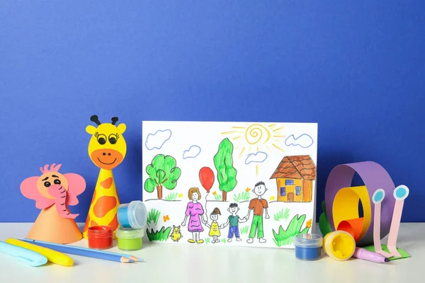 Mavi arka plana karşı Dünya Çocuk Günü kavramı