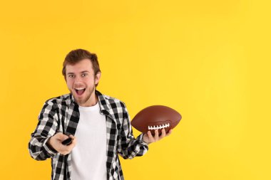 Sarı arka planda genç adam kavramı