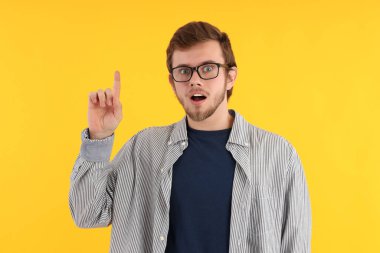 Sarı arka planda genç adam kavramı