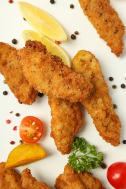 Beyaz arka planda tavuk şeritli lezzetli yemek kavramı