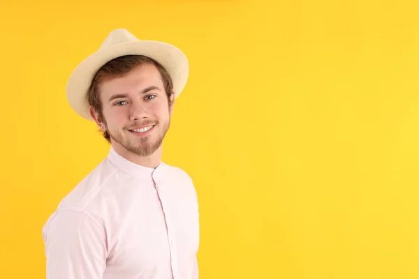 Conceito Pessoas Com Jovem Fundo Amarelo — Fotografia de Stock