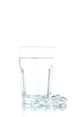 Su ve buz beyaz arka plan üzerinde izole