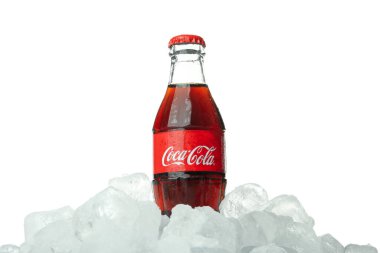 Odessa, Ukrayna - 20 Ocak 2022. Beyaz arka planda izole edilmiş buzlu Coca-Cola şişesi