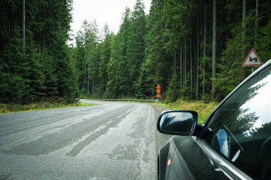 Seyahat konsepti, araba yolun kenarında.