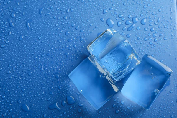 Cubos Hielo Sobre Fondo Azul Húmedo Espacio Para Texto —  Fotos de Stock