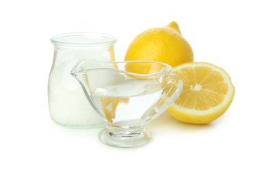 Temizlik ürünleri kavramı, beyaz arkaplanda izole edilmiş limon asidi