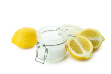 Temizlik ürünleri kavramı, beyaz arkaplanda izole edilmiş limon asidi