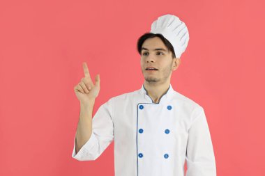 Meslek anlayışı, genç ve çekici bir erkek şef.