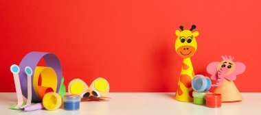 Kırmızı arkaplana karşı Dünya Çocuk Günü kavramı