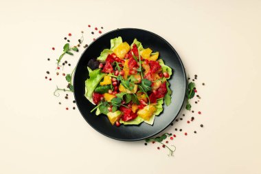 Lezzetli yemek kavramı, kırmızı portakallı salata, üst manzara.