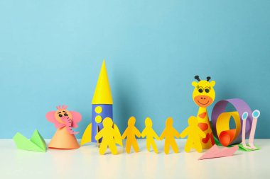 Mavi arka plana karşı Dünya Çocuk Günü kavramı