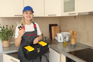Meslek anlayışı, üniformalı genç kadın tesisatçı.