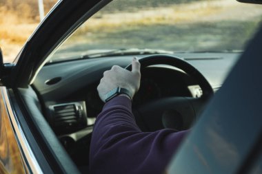 Odessa, Ukrayna - 20 Ocak 2022: Seyahat ve macera kavramı, insan arabada oturur