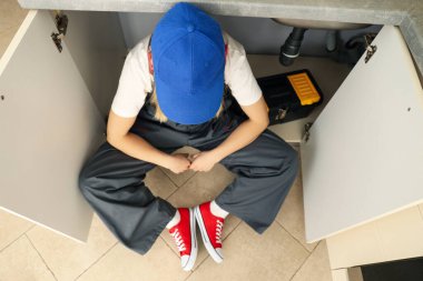 Meslek anlayışı, üniformalı genç kadın tesisatçı.