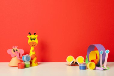 Kırmızı arkaplana karşı Dünya Çocuk Günü kavramı