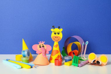 Mavi arka plana karşı Dünya Çocuk Günü kavramı