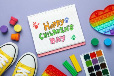 Menekşe arkaplanda Dünya Çocuk Günü kavramı