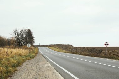 Pancar istifli asfalt yola karşı