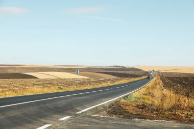 Seyahat ve macera kavramı, asfalt yol