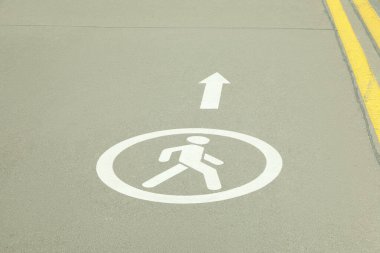 Asfalt yolda yaya yolu tabelası