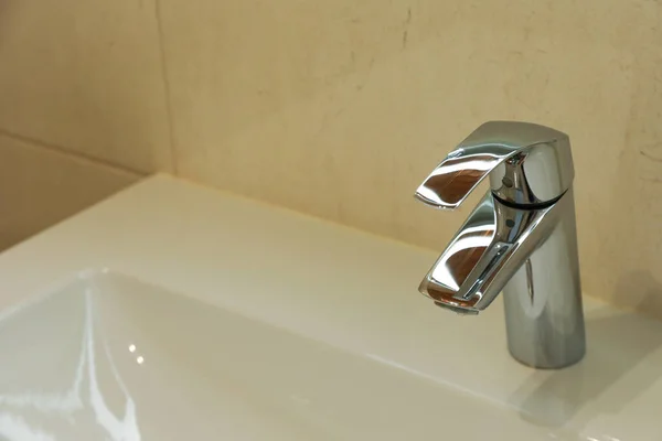 Faucet Modern Fürdőszobában Hely Szöveges — Stock Fotó
