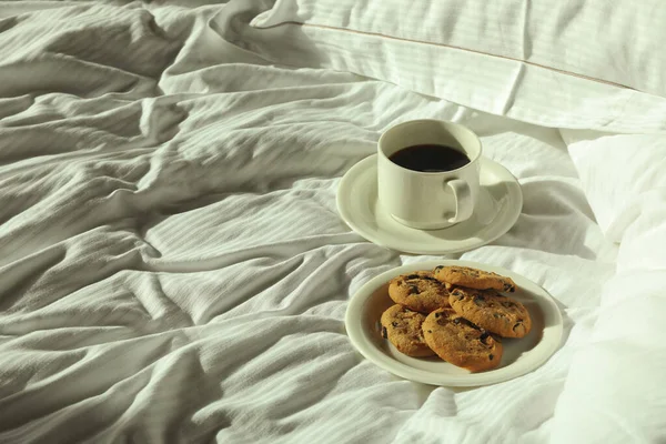 Tasse Café Biscuits Sur Lit — Photo