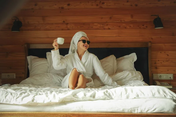 Woman White Bathrobe Bed Hotel Apartments — Foto de Stock